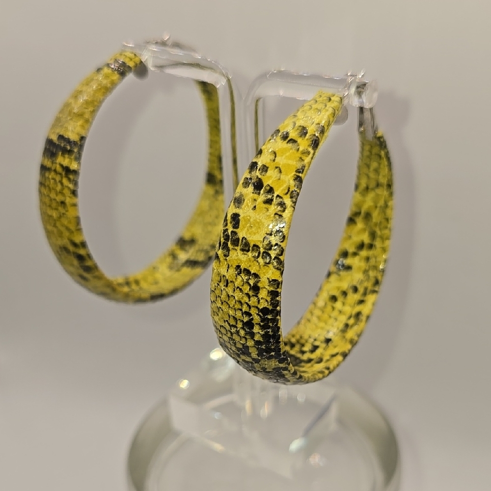 (E2) New Yellow and Black Reptile Pattern Hoop Earrings